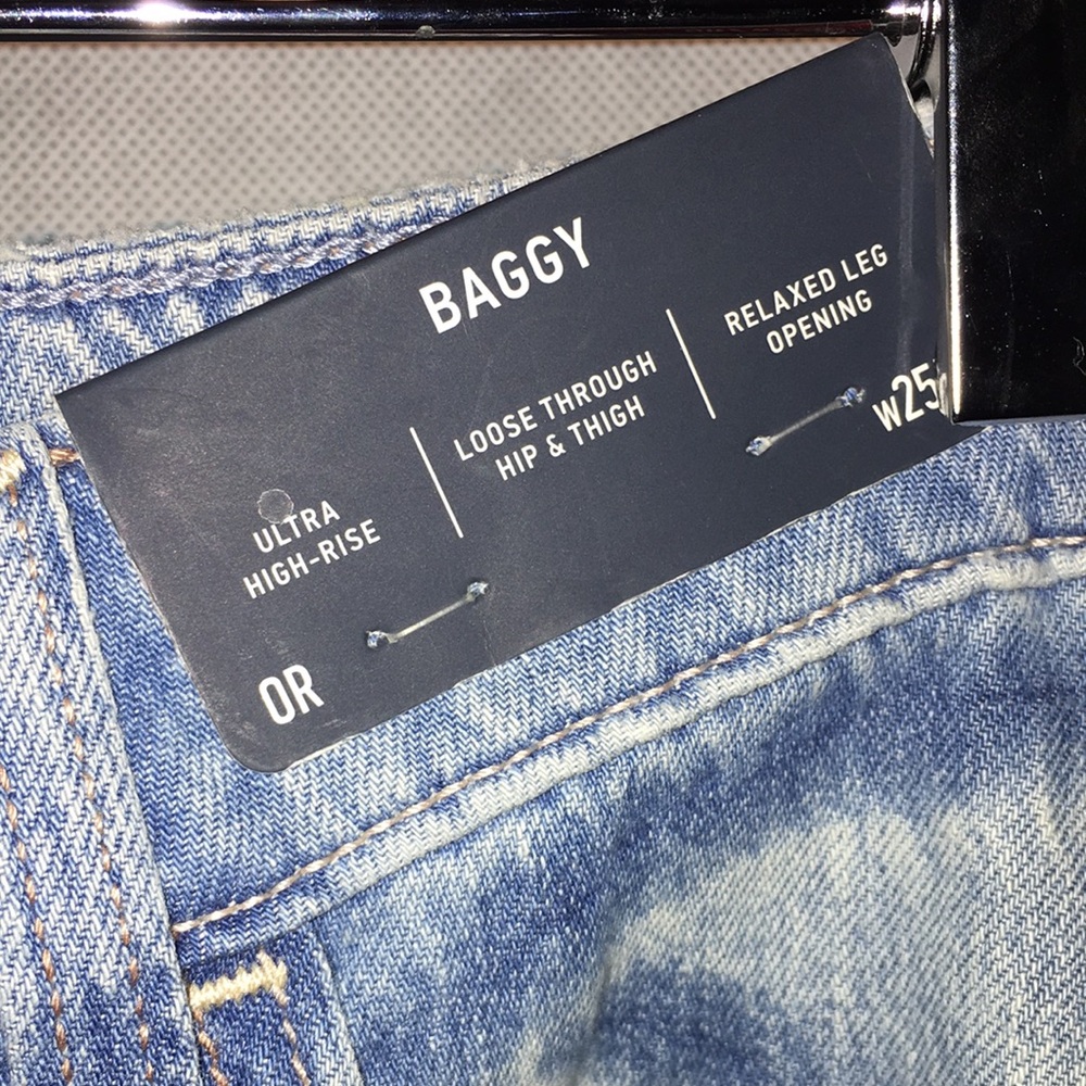 NWT Hollister Ultra High Rise Baggy Jeans | Size 25R - Picture 3 of 6